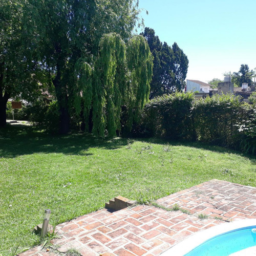 Casa En Venta - 4 Dormitorios 4 Baños - Cocheras - 900mts2 - Monte Grande