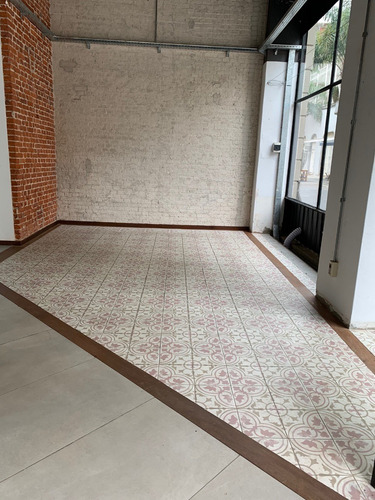 Imagen 4 de 12 de Local Comercial Sarandí Y Alzaibar - Ciudad Vieja