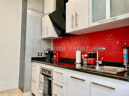 Comodo Apartamento Con Terraza Privada En Venta En Los Naranjos De Las Mercedes 25-24005