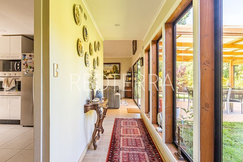 Imagen 7 de 20 de Luminosa Casa En Condominio Exclusivo