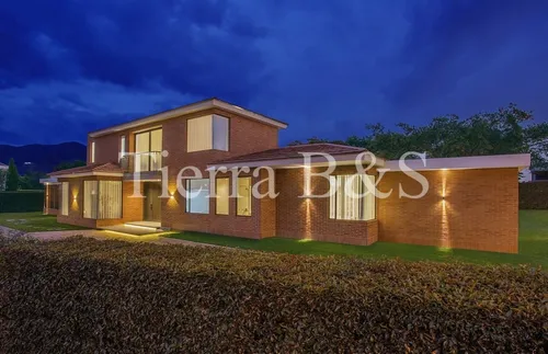 ¡espléndida Casa De Lujo En San Simón: 470m² En Lote De 1720m², 3 Años De Remodelación!