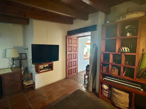 Casa En Condominio Con Alberca, Cancha De Tenis, Jardines. Excelente Ubicación