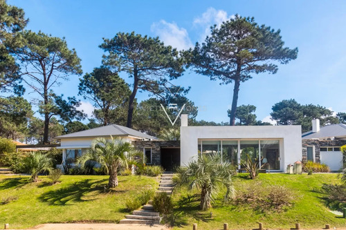 Venta De Casa 5 Dormitorios En Pinar Del Faro José Ignacio Con Gran Jardin Parquizado (pfi7)