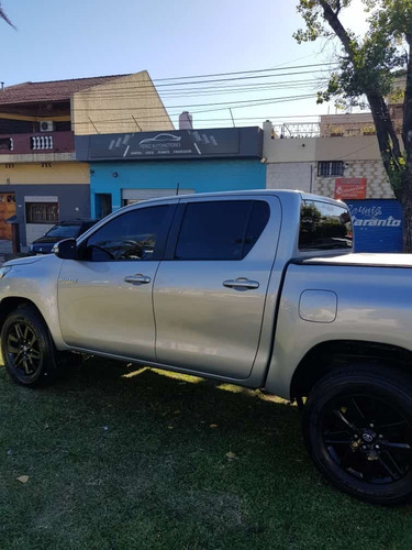 Imagen 2 de 10 de Toyota Hilux 2016 2.4 Cd Sr 150cv 4x2