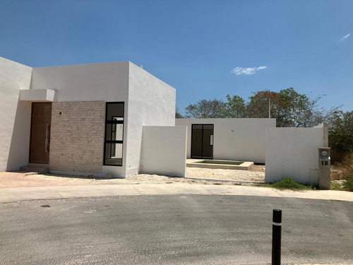 Casa En Venta De Un Piso En Privada Residencial En Cholul,yucatán