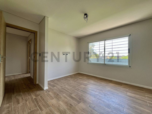 Venta | Casa 2 Dormitorios + Comodin. Fisherton, Rosario.