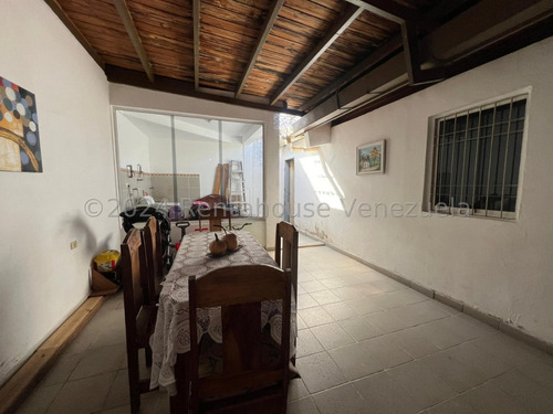 Raiza Suárez Vende Hermosa Casa Ubicada En La Parroquia El Cuji 2 4 1 9 8 7 5 Posee 4 Haitaciones, 2 Baños, 2 Puestos De Estacionamiento, Tanque Subterráneo De 2 Mil Litros, Seguridad Las 24 Hor
