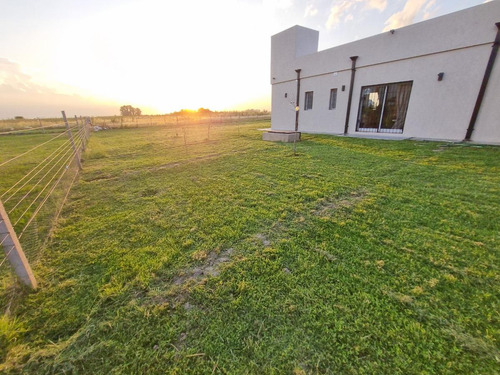Casa En Venta - 3 Dormitorios 3 Baños - Cocheras - 2.125mts2 - Poblet, La Plata