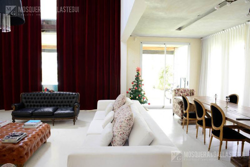 Increíble Casa De Estilo Moderno En Santa Catalina - Villanueva