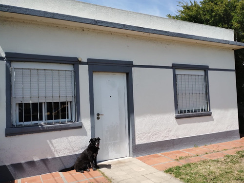 Impecable Casa En El Mejor Punto De Malvin Norte,con Dos Dorm Y Demás, Gran Terreno  Con Posibilidad Para Construir Otra Casa Más, Sea Taller, Cocheras , Huerta O  Hasta Hacer Entrada Para Camiones 