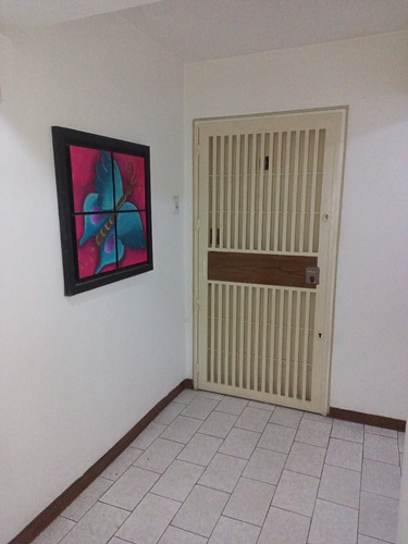 Imagen 3 de 13 de Centrico Apto En La Candelaria,cercano A Todos Los Servicios, Comercios,oficinas,clinicas, Colegios,transporte Publico, Metro, Vias De Acceso