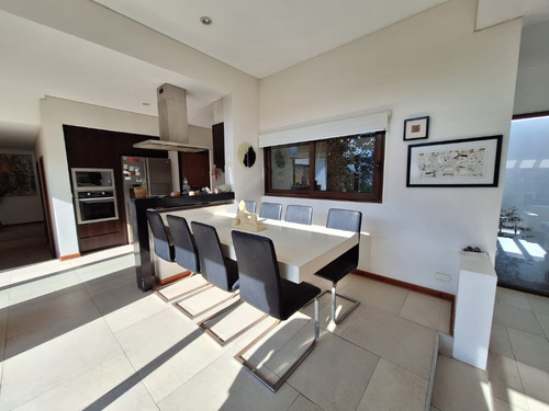 Moderna Casa En Lomas De Montemar, Concón