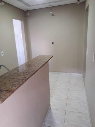 Casa Com 3 Cômodos, 1 Banheiro, Lavanderia, Quintal Amplo.