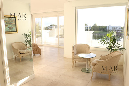 Imagen 20 de 30 de Imponente Casa En Venta Al Lago En Barrio Los Lagos Nordelta. 4 Dormitorios.