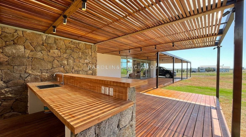Imagen 27 de 30 de Venta De Espectacular Casa De 4 Dormitorios En Pueblo Mio