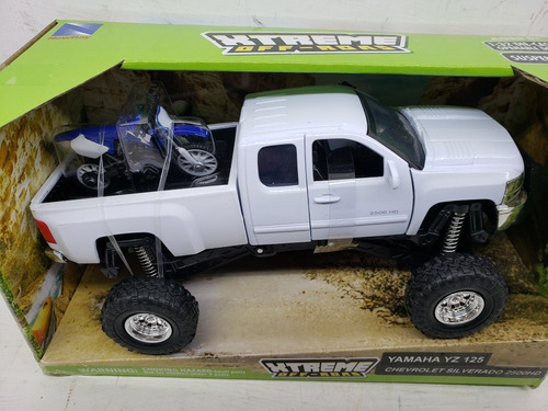 New Ray 1:43 Chevrolet Silverado 2500 Hd Con Moto Yamaha 125 Color Blanco
