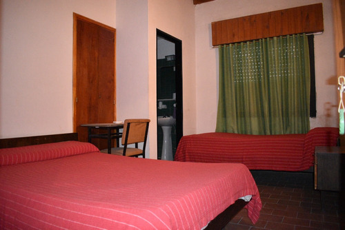 Imagen 3 de 14 de Hotel 15 Habitaciones Sobre Ruta 8 - Km. 143