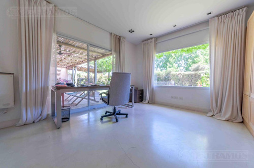 Casa Con 3 Dormitorios, Escritorio Y Playroom En Venta En Santa Barbara