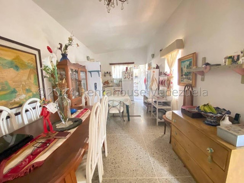 Naudy Escalona & Maribel Morillo Asesores Inmobiliarios De Rentahouse Venden Fabulosa Casa En Excelente Zona De Cabudare