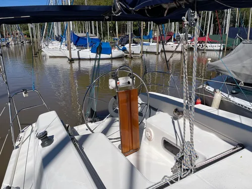 Velero Vip 33.5 Volvo Penta 29 Hp Timón Rueda Orza