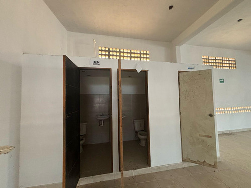 Renta De Local Comercial En Av. Principal En Planta Alta