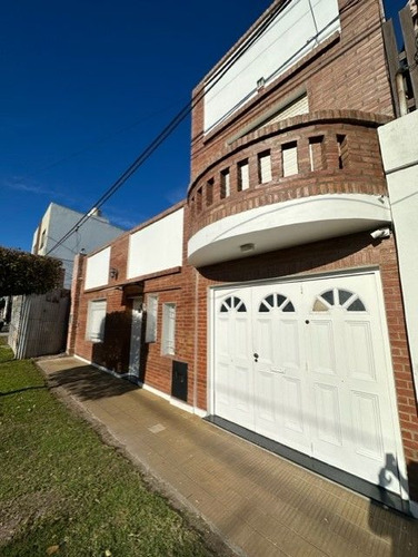 Casa En Venta De 4 Dormitorios C/ Cochera En La Plata