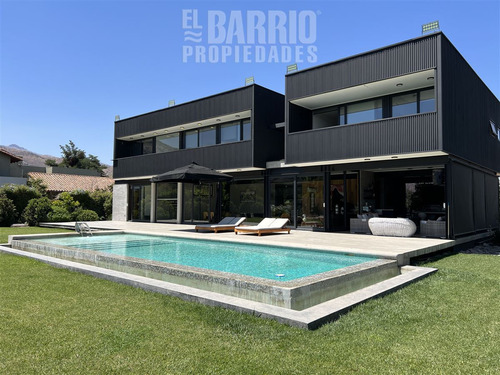 Casa En Venta De 5 Dorm. En Las Brisas De Chicureo