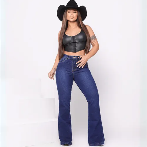 Modelo vestindo calça jeans flare de cintura alta com chapéu country preto e top de couro
