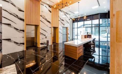Oficina En Venta En Torre Azenzo, Con Acceso Al Balcón.