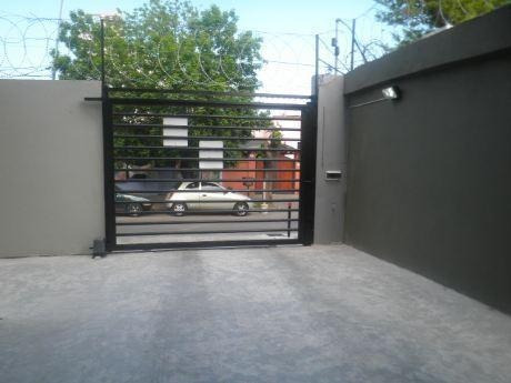 Imagen 3 de 9 de Alquiler O Venta - Cochera Fija 2do Piso - Quilmes