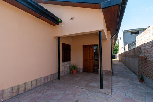 Casa De 3 Dormitorios Con Cochera En Villa Amelia