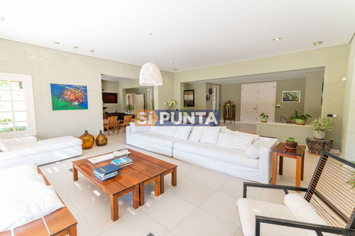 Imagen 5 de 30 de Mansión De Estilo Clásico En Venta En El Corazón De Beverly Hills.
