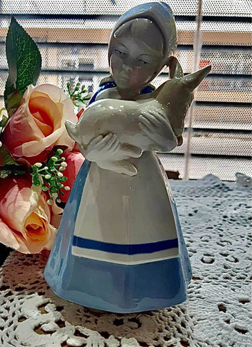 Niña Paisana Con Conejo Figura De Porcelana Española