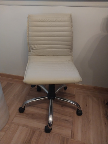 Silla De Escritorio. Tapizado Impecable. Regulable En Altura