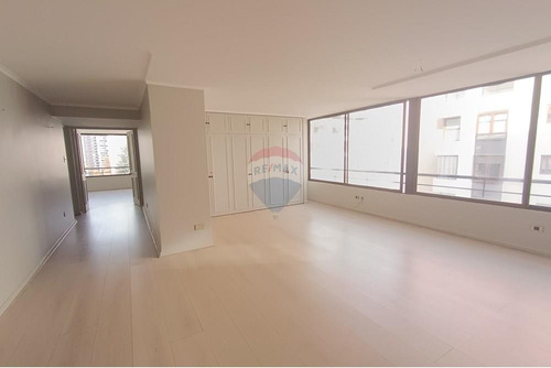 Amplios Espacios Para Remodelar !!!