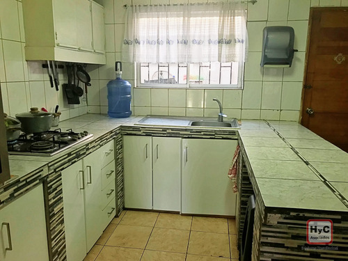 Casa En Venta En La Comuna De Maipú, 3 Dormitorios, 2 Baños.