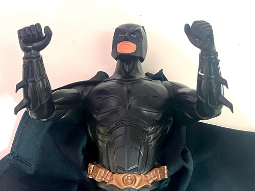 Batman Begins Figura 14 Pulgadas Articulada Capa (Usado)