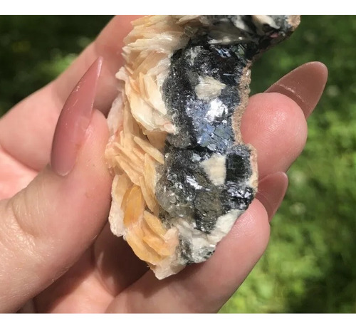 Cerusita Fluorecente Con Barita Y Galena Mineral Rosa Claro (Usado)