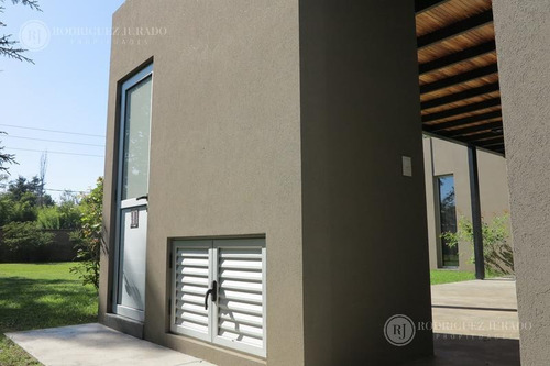 Imagen 8 de 30 de Casa De 208m2 Construidos Con Diseño Y Categoría - Barrio Guido - Bajas Expensas