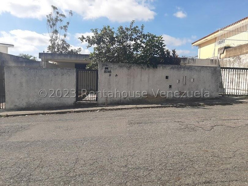 Maria Vergara Vende: 23-23084 Excelente Propiedad Para Remodelar En Cumbres De Curumo, 4 Niveles, Amplios Espacios Y Jardín. 