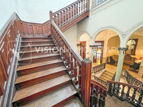 Imagen 7 de 14 de Casona Casa Mansión Amueblada De 811 M2 Con 690 M2 Interiores Para Sede De Empresa Cowork Hotel Ciudad Vieja Montevideo. Planta Principal De 212 M2 Totalmente Reciclada Y Actualmente En Uso. Reciclaje