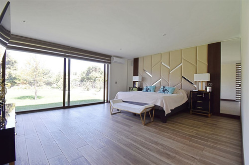 Casa En Venta De 5 Dorm. En Colina
