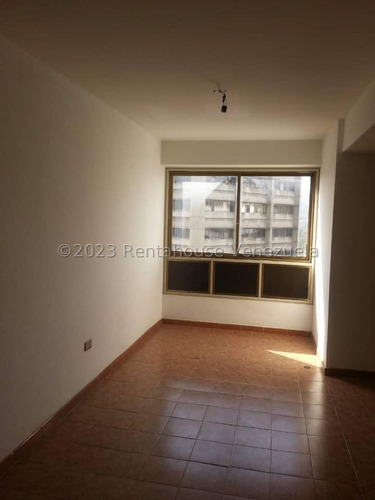 Apartamento Venta Los Palos Grandes 108 M2 Tres Dormitorios Dos Baños Un Puesto De Estacionamiento  Zona Comercial . Excelente Inversión. Precio Negociable Para Remodelar 