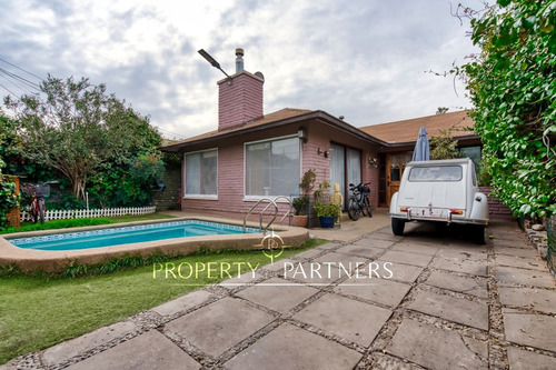 Acogedora Casa Con Piscina En Barrio Residencial 