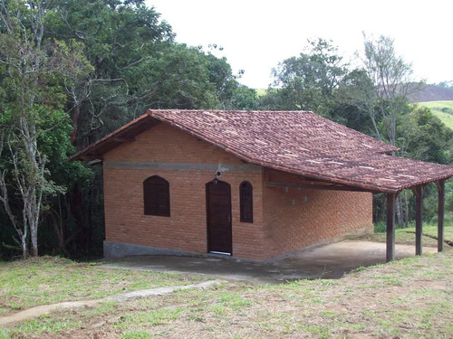 Sítio 3 Hectares Com Nascente, 2 Casas E 3 Chalés