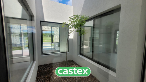 Casa A La Venta De 5 Ambientes En El Barrio Santa Ana En Villanueva.