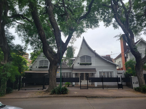 Casa De Estilo En Barrio Parque