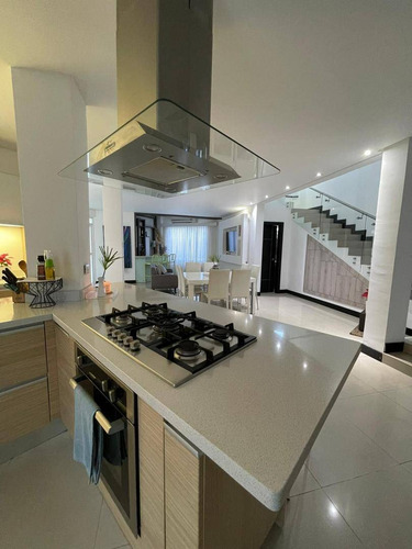 * Josefina Toledo: Hermosa Casa En Venta En El Parral, 495m², Cocina Concepto Abierto, Maletero, Bello Jardín Con Parrillera, Terraza, Fachada En Mármol, Planta 100%, Filtro Ósmosis Inversa, 268730