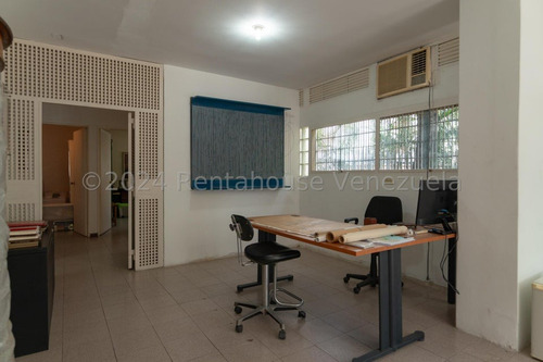 Edificio En Venta En El Bosque Consta De Ocho Aptos ,con Estacionamiento Ideal Para Comprar Y Alquilar Los Aptos.hay Que Reparar Fachadas.24-14946gm