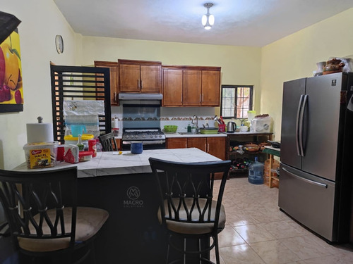 Casa En Venta En Col. Iztaccihuatl De Dos Niveles Con Jardín.